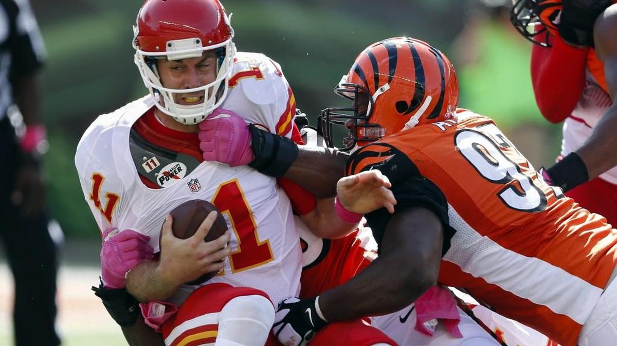 
Cincinnati’s Carlos Dunlap, right, and Geno Atkins, behind, sack Kansas City’s Alex Smith last weekend. Dunlap and Atkins, who have combined for 6 1/2 sacks this season, will pursue Seahawks quarterback Russell Wilson during Sunday’s game at Cincinnati.
