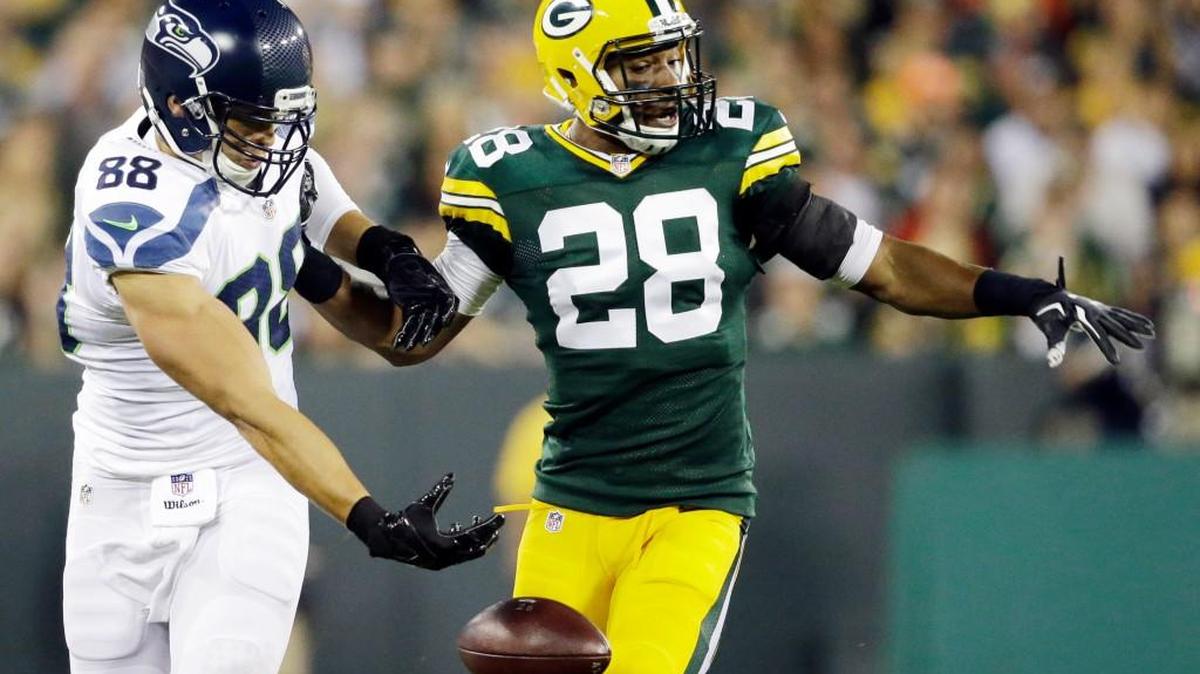 
Green Bay Packers' Sean Richardson (28) breaks up a pass intended for Seattle Seahawks' Jimmy Graham during the first half of an NFL football game Sunday, Sept. 20, 2015, in Green Bay, Wis.
