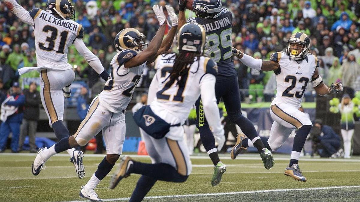 The Seahawks’ Doug Baldwin (89), surrounded by Rams’ defenders, catches a 25-yard touchdown pass in the third quarter. The TD cut the St. Louis lead to 16-10.