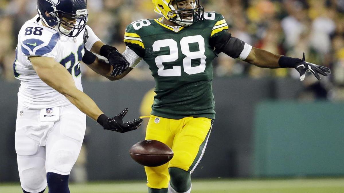 
New Seahawks tight end Jimmy Graham drops a pass as Packers cornerback Sean Richardson defends Sunday in Green Bay. Graham has just seven receptions through two games this season.
