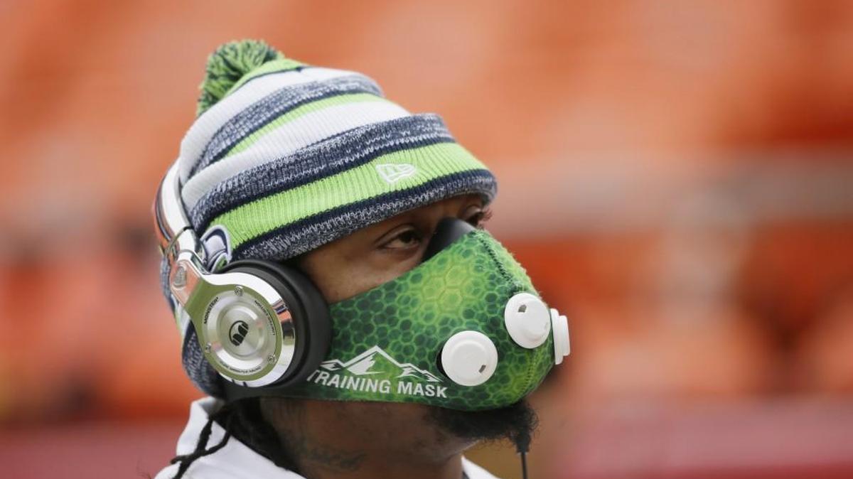 Seahawks running back Marshawn Lynch wears a mask to stay warm on a bitterly cold day in Kansas City last season. Lynch and his teammates will face Minnesota on Sunday with the forecasted high to be 5 degrees.