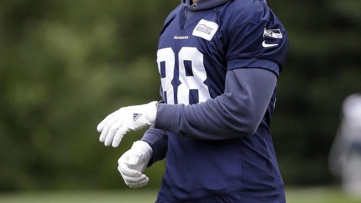 Star tight end Jimmy Graham ran and caught passes from Russell Wilson before the start of the Seahawks’ third organized-team-activity practice on Thursday. It was three days short of six months after he severely injured the patella tendon in his knee, and these are his first days of running on the field since then.