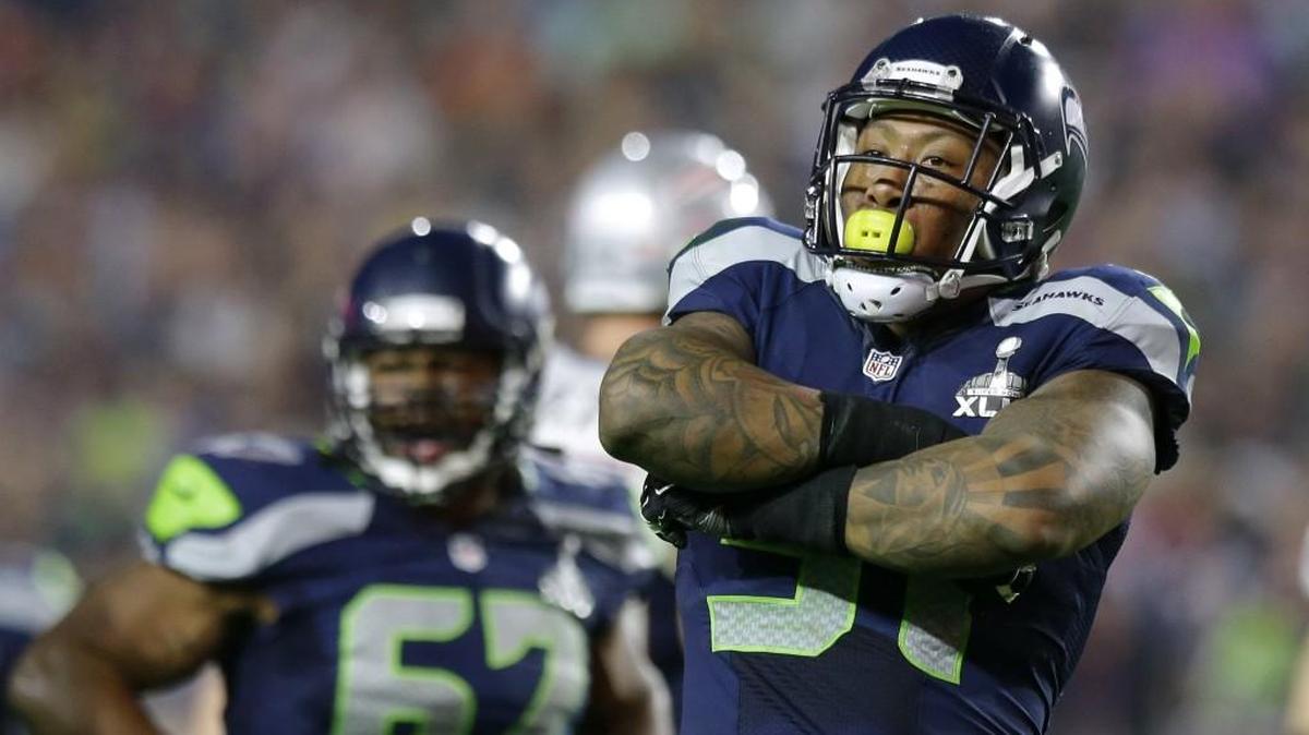 Bruce Irvin, here celebrating a sack of Tom Brady in Super Bowl 49 in February 2015, is reportedly returning to Seattle on a free-agent contract.