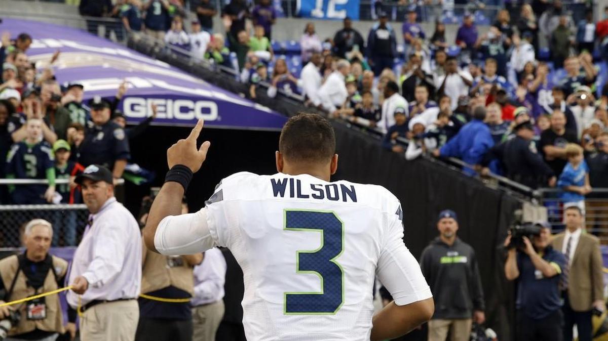 Seattle quarterback Russell Wilson acknowledges fans Sunday as he runs off the field after the Seahawks’ 35-6 win over the Ravens in Baltimore.