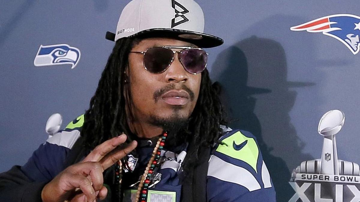 
Marshawn Lynch in January in Phoenix, at one of his “I’m-just-here-so-I-won’t-get-fined” appearances with the media before Super Bowl 49. He reportedly had the league Thursday drop his $75,000 fine for not talking in the locker room following the NFC title game -- in exchange for him making himself “available” to reporters now.
