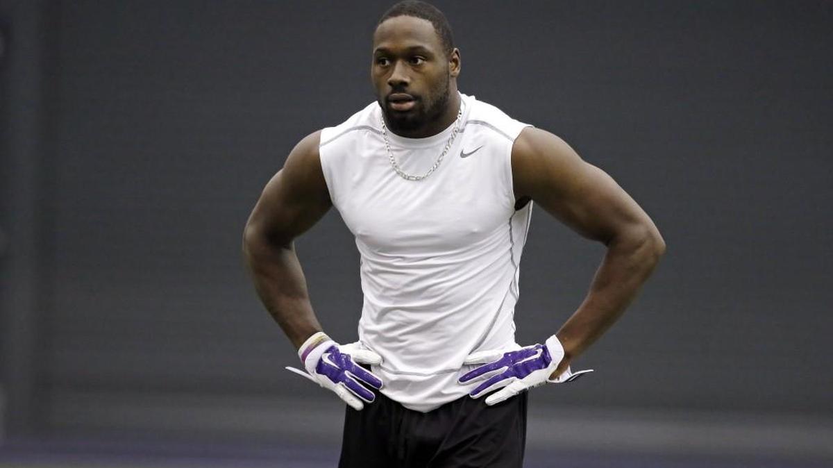 
Former Washington Huskies wide receiver Kasen Williams is one of seven players the Seahawks signed for a minimum of $6,600 weekly to be on its initial practice squad for 2015.
