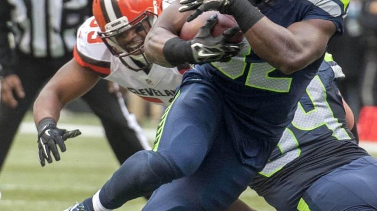 The Seahawks have re-signed rusher Christine Michael to backup Thomas Rawls in the post-Marshawn Lynch backfield.