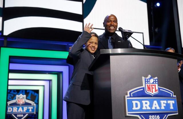 Shaun Alexander becomes 15th to enter Seahawks Ring of Honor | Tacoma ...