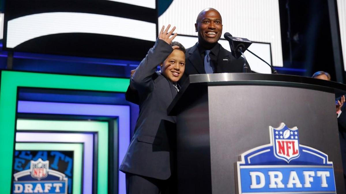 Former Seahawks All-Pro running back Shaun Alexander (right) announced Jarran Reed as one of Seattle’s selections in the 2016 NFL draft in Chicago along with St. Jude Children’s Research Hospital patient Andrew Woodruff (left). At the 2019 NFL draft in Nashville, Tenn., Alexander announced the Seahawks’ third-round pick, linebacker Cody Barton, with Owen, a 13-year-old St. Jude’s patient who has fought leukemia for nine years.