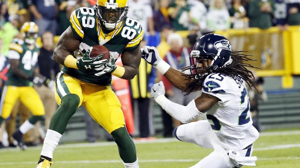 
Green Bay Packers' James Jones catches a touchdown pass in front of Seattle Seahawks' Richard Sherman (25) during the first half of an NFL football game Sunday, Sept. 20, 2015, in Green Bay, Wis.
