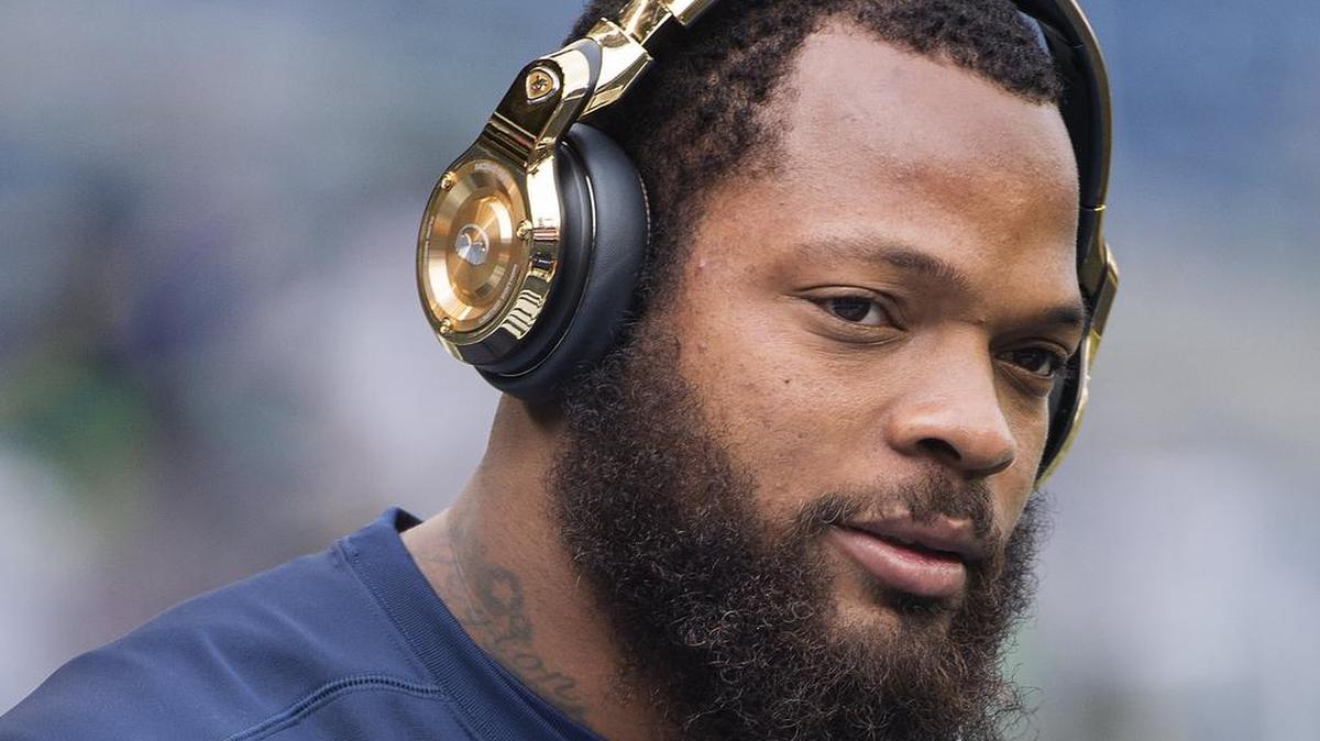 Seahawks defensive end Michael Bennett earned his first career Pro Bowl selection Tuesday. Wednesday, he went out of his way to endorse Vermont senator Bernie Sanders for president.