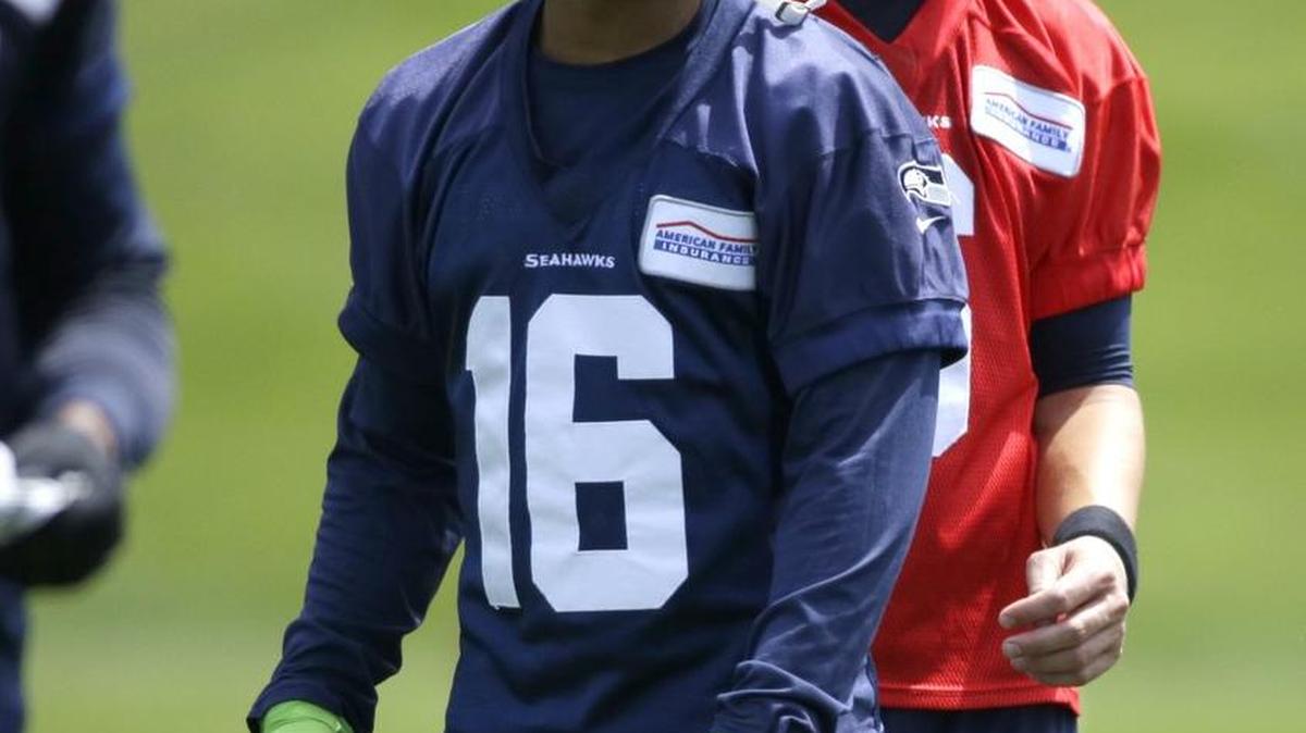Tyler Lockett’s bright smile and neon gloves aren’t the only reasons he’s noticeably at Seahawks minicamp. The wide receiver and Pro Bowl kick returner is back running smoothly 5 1/2 months after he broke the tibia and fibula in his right leg.