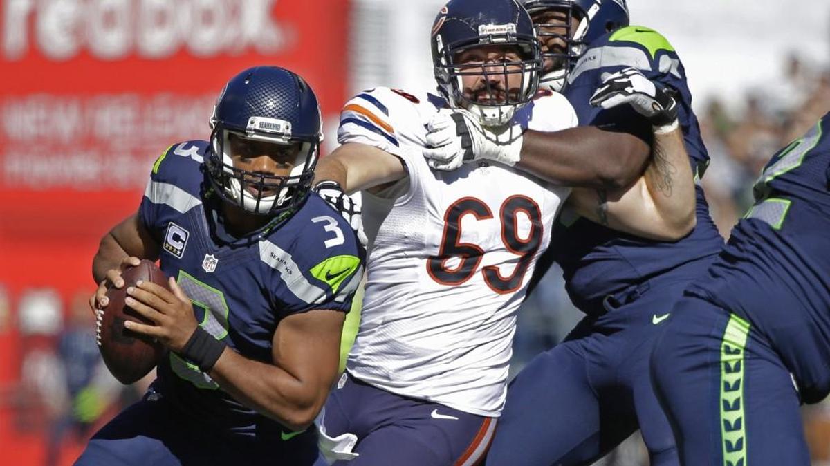 
Seattle Seahawks quarterback Russell Wilson (3) looks to pass as Chicago Bears outside linebacker Jared Allen (69) is blocked by Seahawks' tackle Russell Okung, right, in the first half of an NFL football game, Sunday, Sept. 27, 2015, in Seattle.
