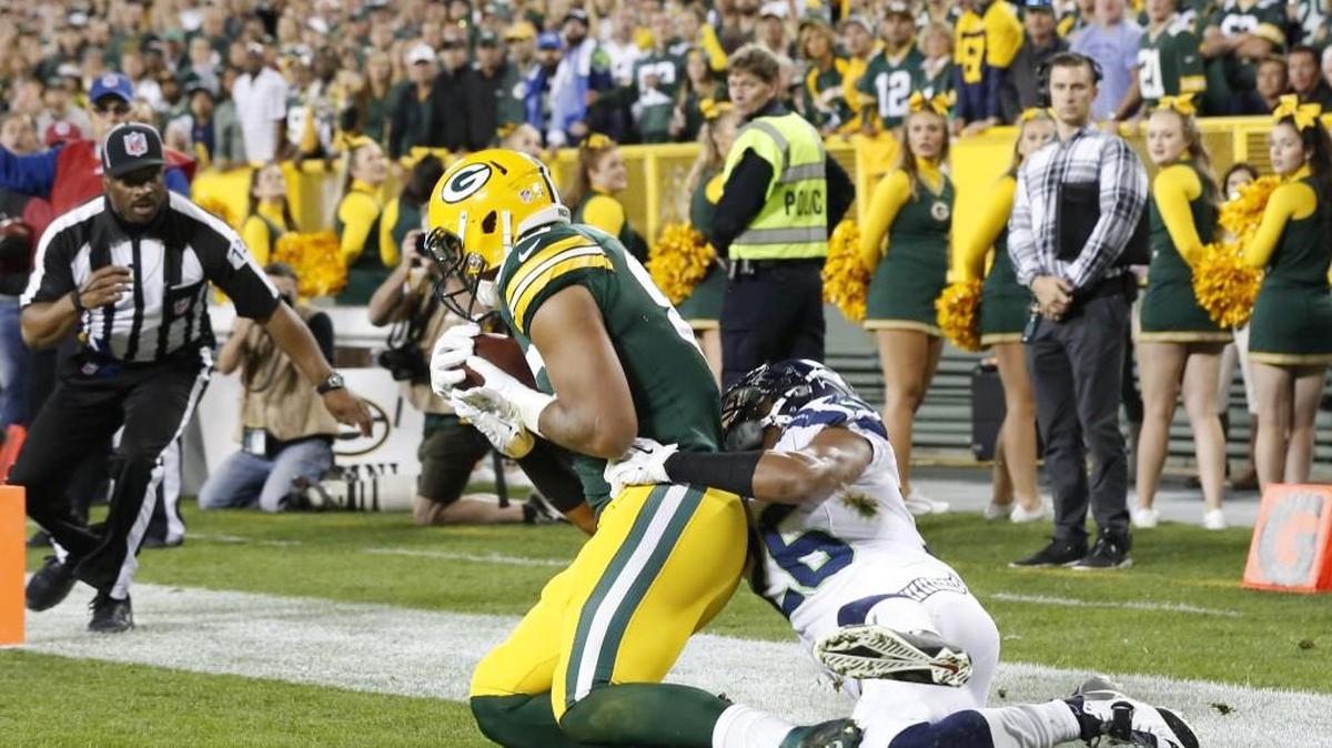 
Green Bay Packers' Richard Rodgers catches a touchdown pass in front of Seattle Seahawks' Cary Williams during the second half of an NFL football game Sunday, Sept. 20, 2015, in Green Bay, Wis.
