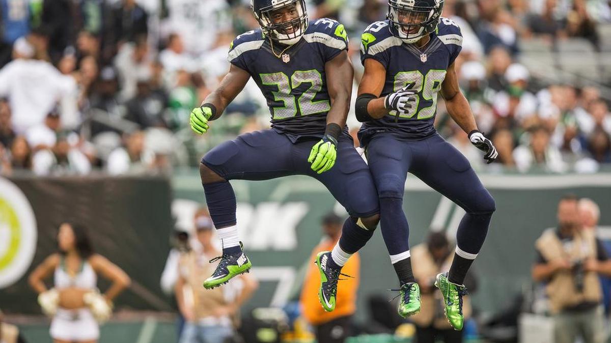 The Seahawks’ Christine Michael (32) and Doug Baldwin celebrate Michael’s touchdown catch in the fourth quarter against the Jets. The TD extended Seattle’s lead to 24-10.