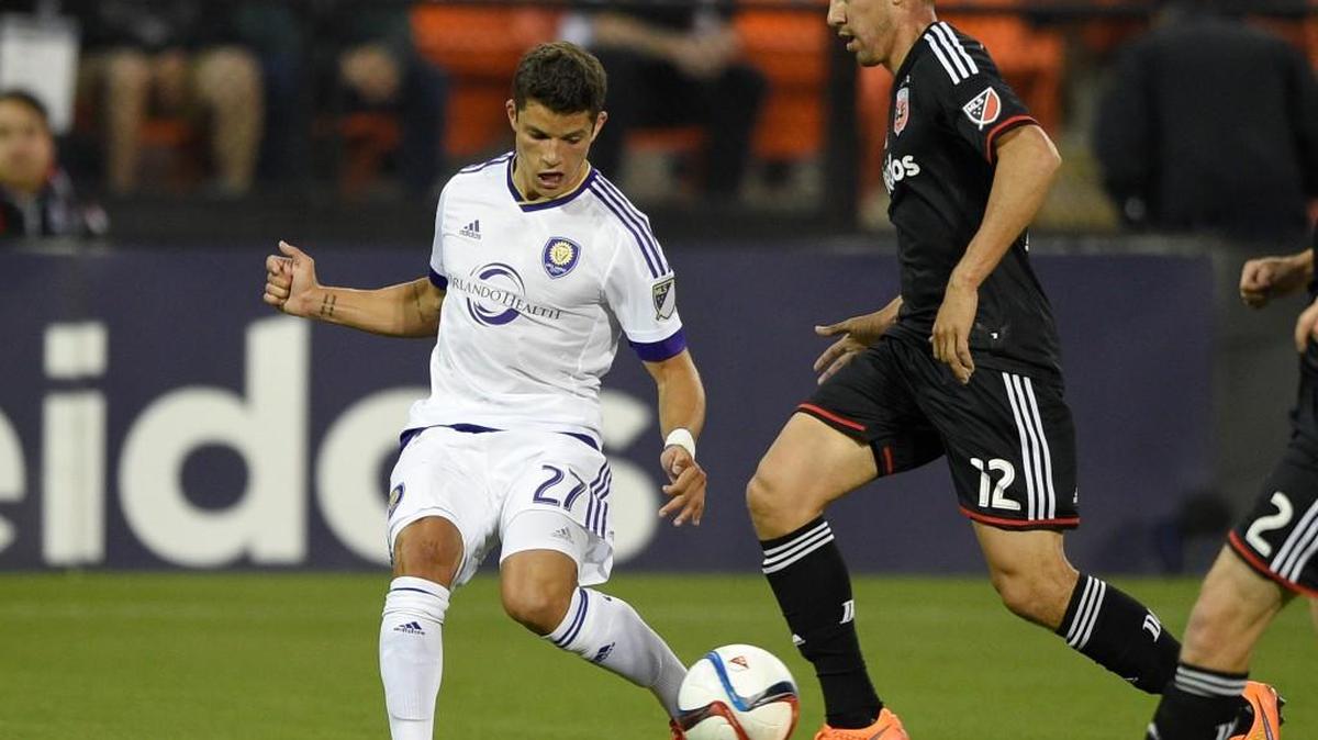 Orlando City defender Rafael Ramos (27) battles for the ball against D.C. United midfielder Michael Farfan (12) during the first half of an MLS soccer game, Wednesday, May 13, 2015, in Washington.