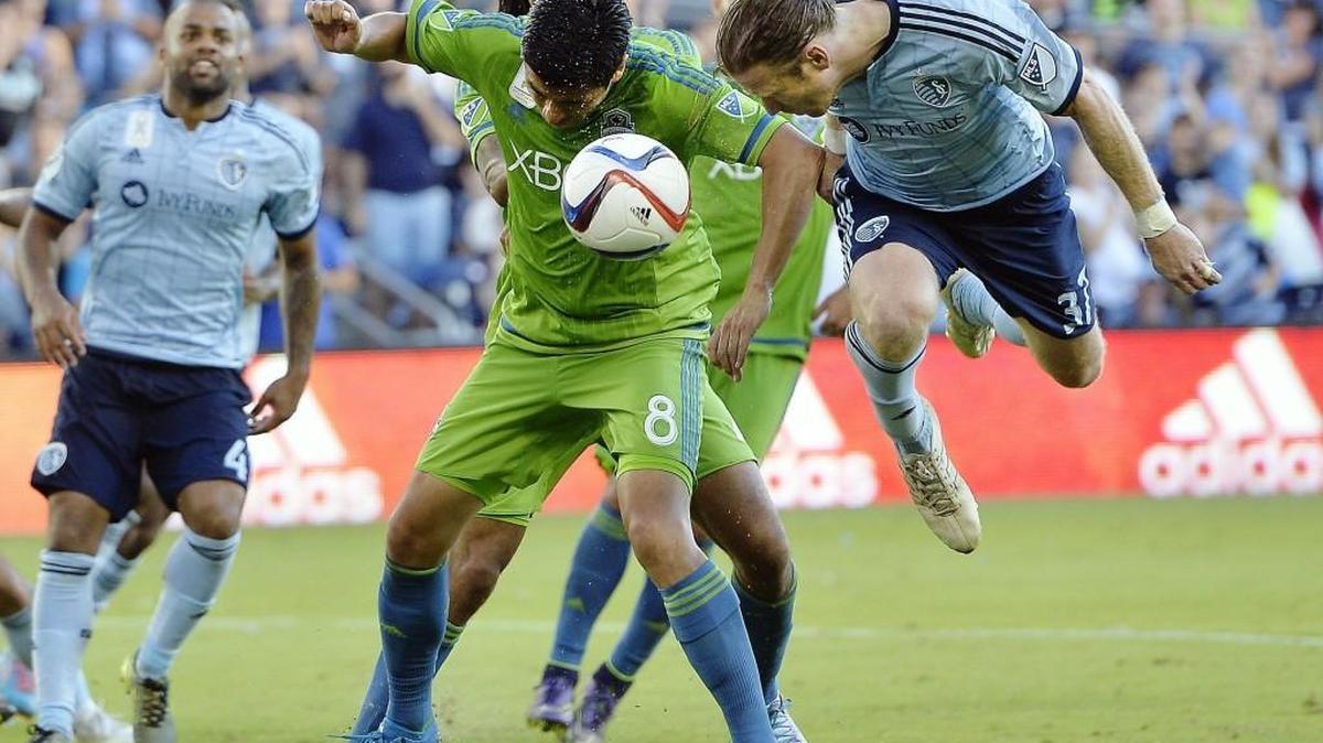 
Seattle’s Gonzalo Pineda and Sporting Kansas City’s Jacob Peterson try to head a corner kick Sunday at Sporting Park in Kansas City, Kansas. The Sounders played to a 1-1 draw.

