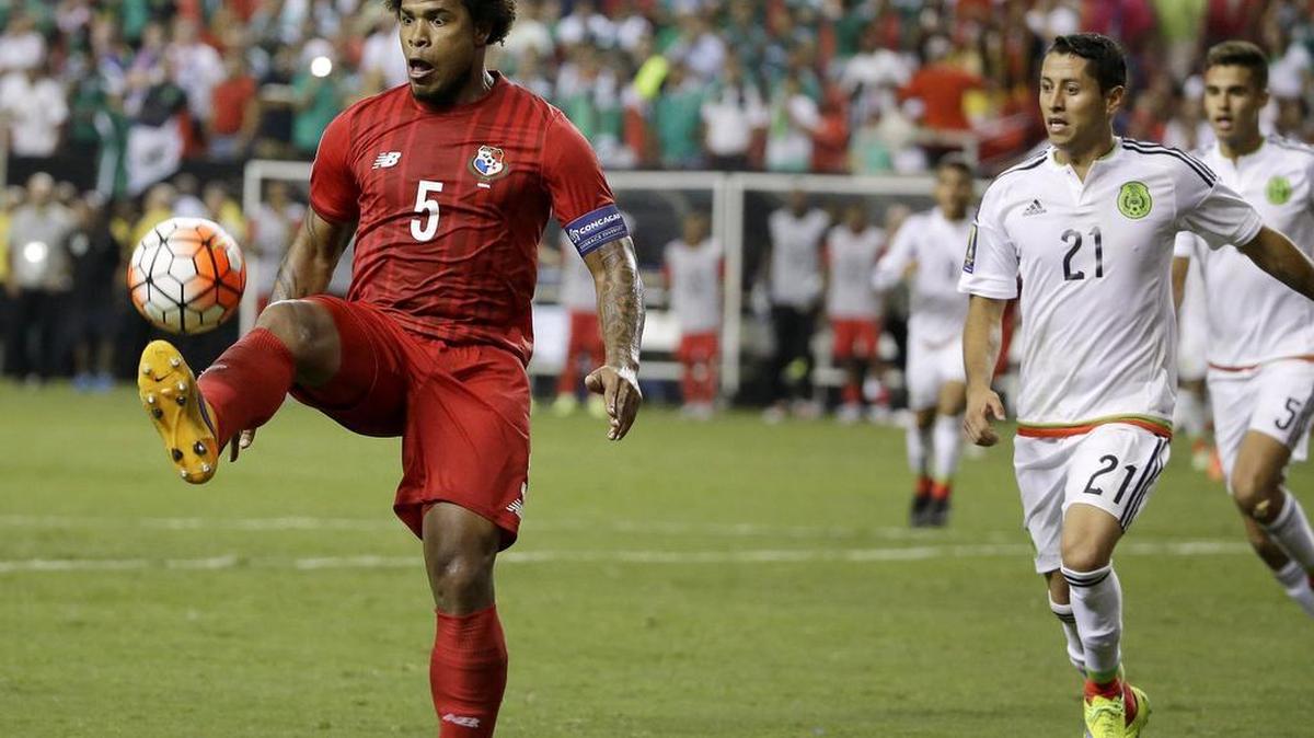 
Panamanian national team defender Roman Torres signs with the Seattle Sounders.
