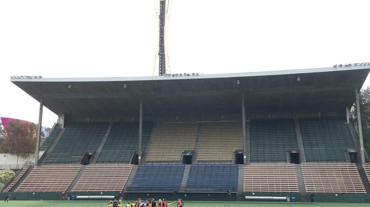 Seattle Reign shown training at Memorial Stadium in days leading up to 2016 NWSL opener.