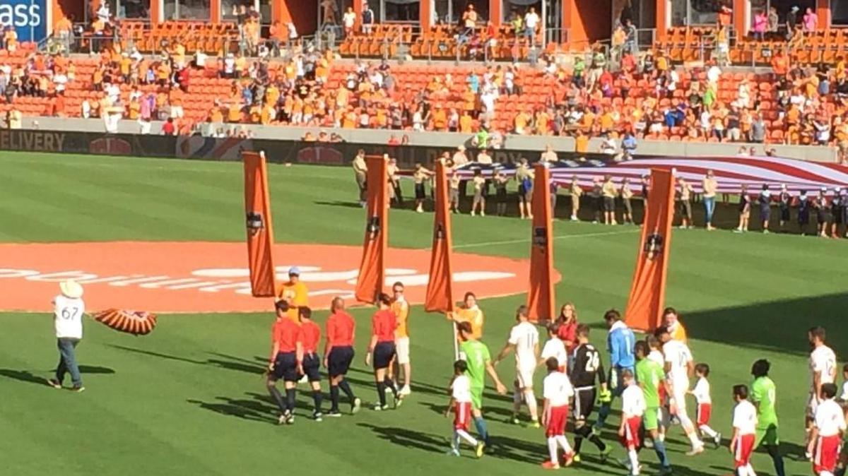
Sounders and Dynamo take the pitch before their 1-1 draw in Houston.
