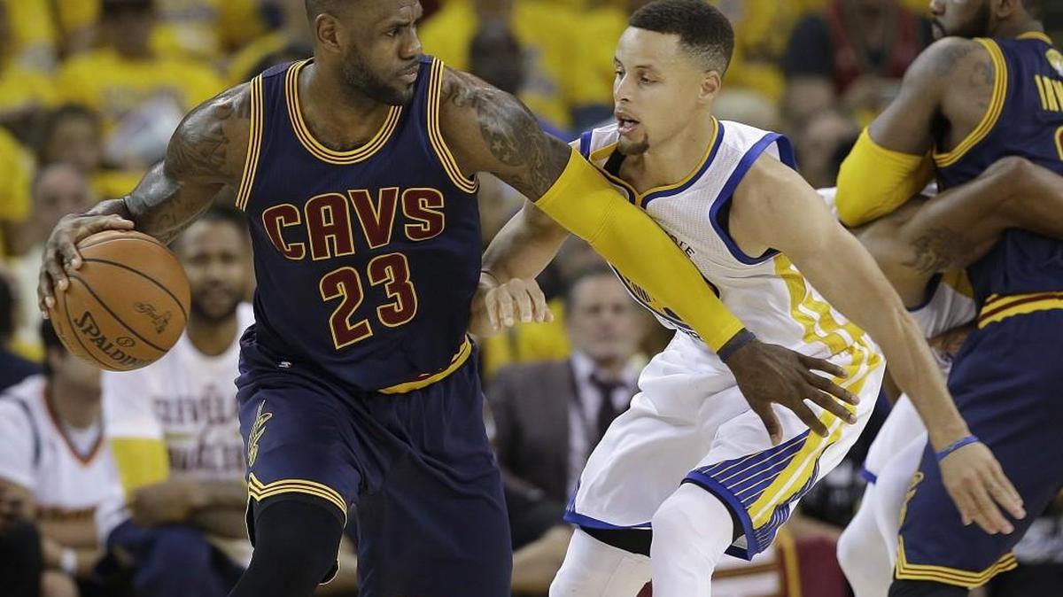 Cleveland’s LeBron James (23) and Golden State’s Stephen Curry had lackluster performances in Game 1.