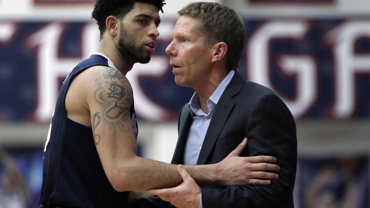 Gonzaga’s Josh Perkins, left, speaks with coach Mark Few during the second half of the Zags’ 74-64 win over Saint Mary's last week in Moraga, Calif.