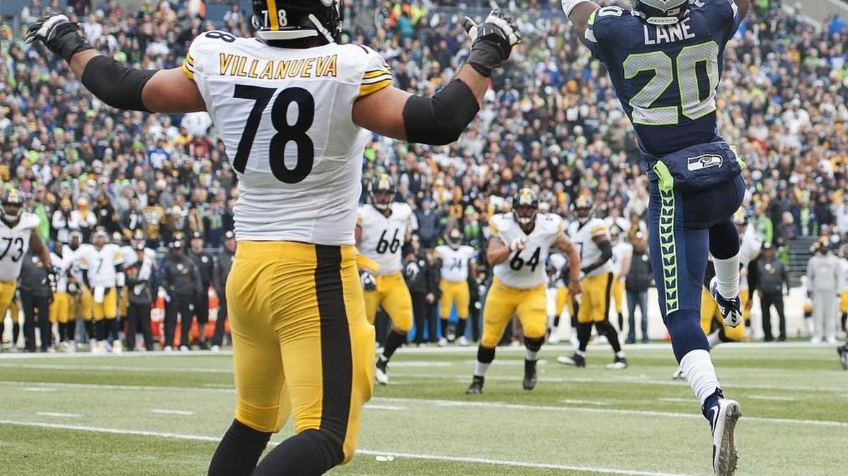 Seahawks cornerback Jeremy Lane (20) picks off a second-quarter pass intended for Steelers offensive tackle Alejandro Villanueva (78) during a fake field goal attempt by Pittsburgh.