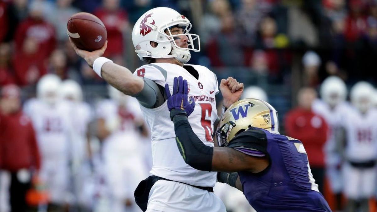 Washington State quarterback Peyton Bender (6) is rushed by Washington's Keishawn Bierria in the first half.