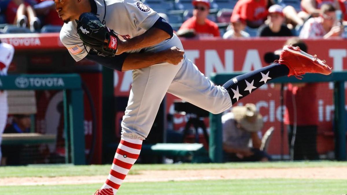 Seattle closer Edwin Diaz throws against the Los Angeles Angels on Sunday during the ninth inning.