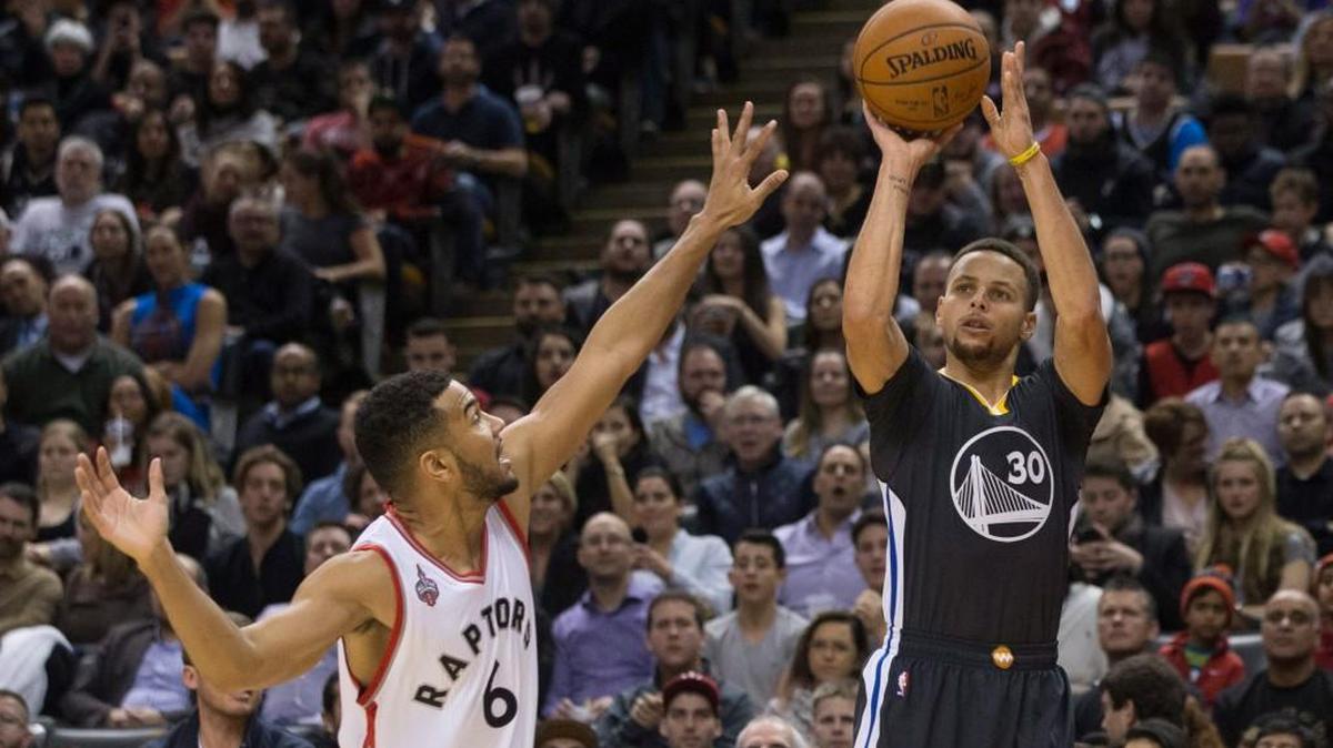 Golden State’s Steph Curry (30) shoots over Toronto’s Corey Joseph on Saturday. Curry finished with 44 points.