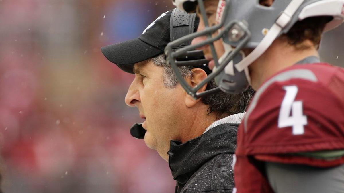 
Washington State coach Mike Leach, left, and quarterback Luke Falk (4) watched the heavily favored Cougars unravel in a 24-17 loss to Portland State on Saturday in Pullman.
